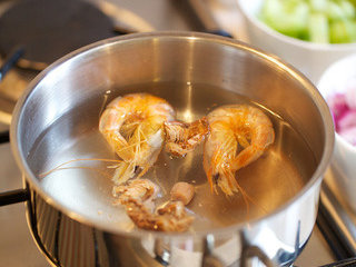 3、烩牛尾,另起锅将干货沸煮后过滤成高汤备用，同时用高汤煮一部分蔬菜备用，为保持装盘色泽