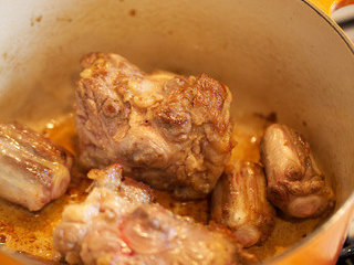 5、烩牛尾,将牛尾各面煎至部分出现深焦糖色，盛出备用