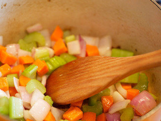 6、烩牛尾,放入香芹茎、洋葱和胡萝卜翻炒至略焦但不过软