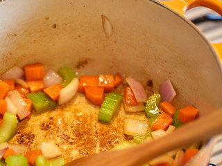 7、烩牛尾,此时可见锅底出现焦糖色粘着物，含有油脂和糖分，这是我们需要的