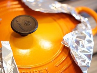 10、烩牛尾,将锅子用锡纸封好卷起四周