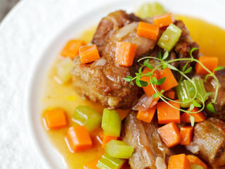 12、烩牛尾,待牛尾软嫩略为离骨后即可出锅，将汤汁滤出，和焯好的蔬菜一同制作sauce，配合牛尾摆盘即可享用。锅内剩下的汤汁可以拌饭或者做成面条sauce都不错