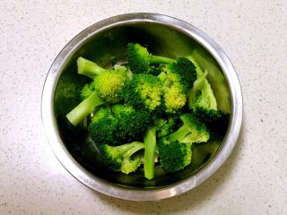 4、虾仁西蓝花饭团,西蓝花焯好后捞出来冷水过凉沥干水分