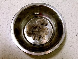 9、虾仁西蓝花饭团,把虾仁切成小丁