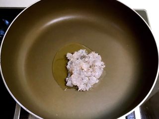 11、虾仁西蓝花饭团,锅内加入大豆色拉油烧热后加入虾仁丁