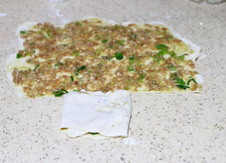 8、千层肉酥饼,再把左下角的带肉的面皮往右搭过来