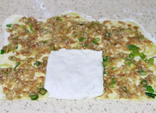 9、千层肉酥饼,再把这块搭了三层的面皮往上翻