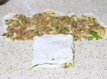 10、千层肉酥饼,同样，分别把右边的和左的都往中间搭。再重复操作最上面这层