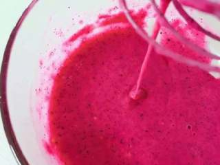 3、宝宝辅食：红心火龙果班戟,用蛋抽或筷子搅拌成火龙果面糊，呈现可以自然流动的状态，不要太浓稠。