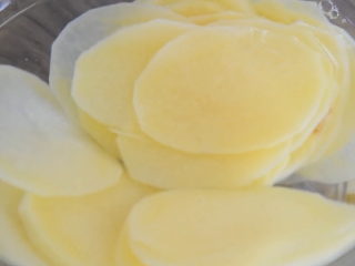 3、薯片厂家都急坏了，2分钟学会这款香辣薯片,放入冷水中去除多余淀粉