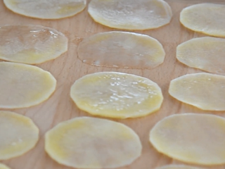 5、薯片厂家都急坏了，2分钟学会这款香辣薯片,一片一片平铺，晾晒一天