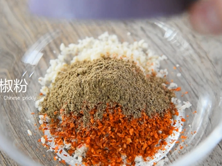 8、薯片厂家都急坏了，2分钟学会这款香辣薯片,倒入芝麻粉3茶匙、花椒粉2茶匙、辣椒粉2茶匙、盐1茶匙、糖1茶匙