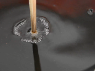 10、薯片厂家都急坏了，2分钟学会这款香辣薯片,筷子周边气泡油温合适