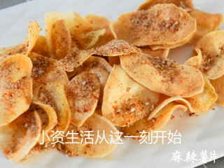 12、薯片厂家都急坏了，2分钟学会这款香辣薯片,撒上制作好的麻辣粉，美味的自制薯片就完成啦~！
