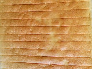 1、豆乳盒子蛋糕,提前烤好一个戚风蛋糕胚,蛋糕卷胚子和戚风蛋糕都可以。