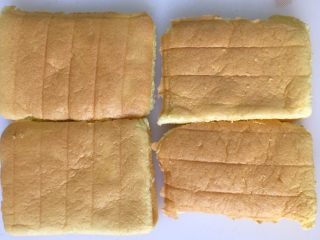 2、豆乳盒子蛋糕,将蛋糕片裁成与盒子一样大小的两片。(我是做了两盒所以裁了4片)