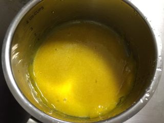 3、豆乳盒子蛋糕,在烤戚风蛋糕的时候我们可以制作豆乳:将鸡蛋加40克糖打匀。