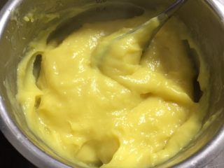 5、豆乳盒子蛋糕,全程小火不断搅拌,熬成如图的糊糊状,晾至常温。