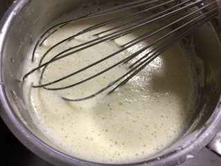 6、豆乳盒子蛋糕,分次倒入熟豆浆,搅打至完全混合。