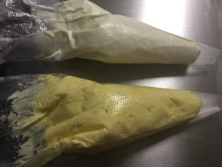 9、豆乳盒子蛋糕,豆乳糊和淡奶油分别装入裱花袋,剪个小口儿。