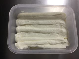 11、豆乳盒子蛋糕,挤入一层淡奶油。