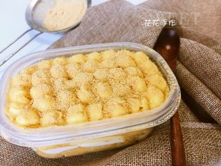 14、豆乳盒子蛋糕,再盖一层蛋糕片,挤入淡奶油、豆乳、撒豆粉,完成。