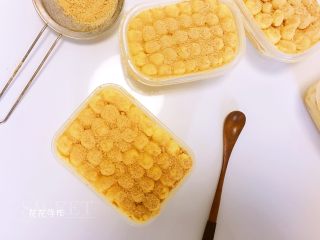 15、豆乳盒子蛋糕,最后的豆乳是如图挤出小圆点的哦。