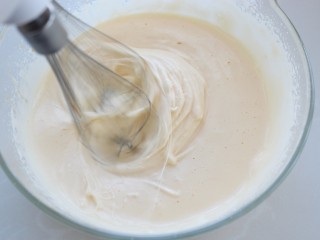 5、红薯松饼,用电动打蛋器高速打发