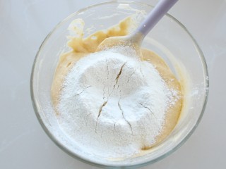 8、红薯松饼,筛入低筋面粉