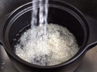 2、生滚菠菜猪肝羹,把粳米用自来水冲洗干净