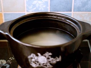 3、生滚菠菜猪肝羹,洗净后的粳米、加入适量清水、大火煮沸后