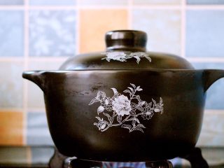 4、生滚菠菜猪肝羹,转小火慢慢炖煮30分钟