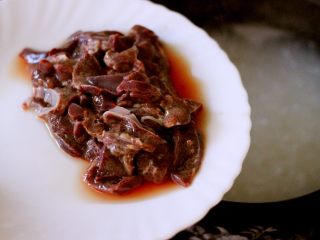 9、生滚菠菜猪肝羹,加入切薄片的猪肝