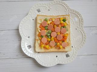 8、吐司披萨,摆上火腿肠片