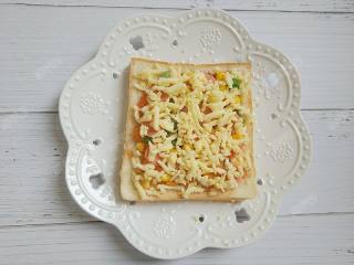 9、吐司披萨,最后在撒一层马苏里拉奶酪