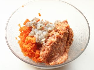 9、胡萝卜虾饺,肉馅，胡萝卜渣和虾块放到盆子里。