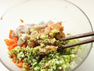 11、胡萝卜虾饺,加入调料，调料根据自己口味调整即可，尽量不要用老抽，颜色太重，虾饺的皮比较薄，透出来的颜色就不好看了。