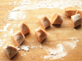 16、胡萝卜虾饺,面团搓成条，切成大小合适的剂子。