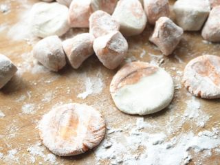 17、胡萝卜虾饺,把剂子按扁。