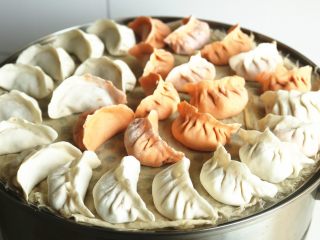 22、胡萝卜虾饺,蒸锅放篦子，下面垫纱布，把饺子全部片排在纱布上面。