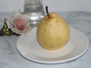 1、冬喝暖饮夏吃冰~冰糖雪梨柠檬饮,准备一个梨，洗净