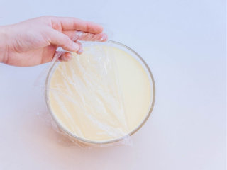 6、千层蛋糕,盖保鲜膜冰箱冷藏2小时以上，冷藏后的面糊会厚重，操作起来更方便