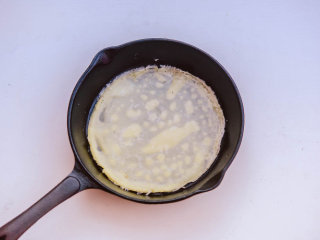 7、千层蛋糕,最小火加热锅，取适量面糊放在锅中，煎至透明后翻面，继续煎几秒出锅（多煎几次操作会更熟练，面皮也会越煎越薄，操作方法会掌握的更好）