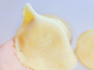 8、千层蛋糕,出锅后的面皮要密封存放，每放一层都要密封（保持面皮的湿润，不要变干）