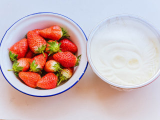 9、千层蛋糕,准备夹心的水果和奶油