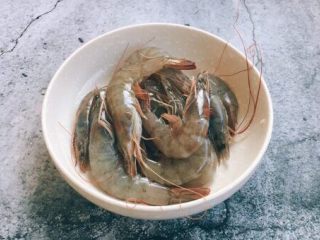 1、做年货 家宴小炒 爆汁虾仁冬笋,将鲜虾清洗干净。