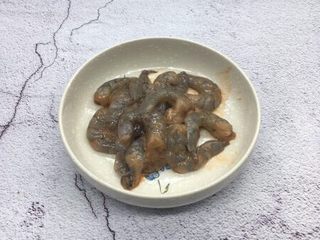 2、做年货 家宴小炒 爆汁虾仁冬笋,剥去虾头和虾壳，挑出虾线。