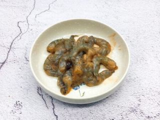 3、做年货 家宴小炒 爆汁虾仁冬笋,用厨房用纸吸吸水分，放少许料酒、一小捏盐、1小勺淀粉拌匀，腌制2分钟左右。
