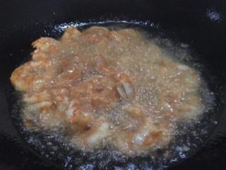 4、做年货 家宴小炒 爆汁虾仁冬笋,开大火置锅，锅里放适量的油，当油温4或者5成热时放入虾仁，当晃动锅时虾仁能在锅里滑动时翻炒几下，虾仁颜色变粉立即盛出备用。