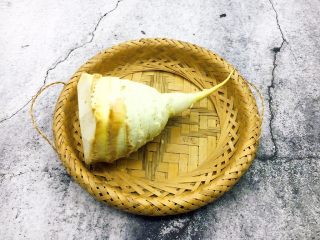 7、做年货 家宴小炒 爆汁虾仁冬笋,先将冬笋外壳剥去。